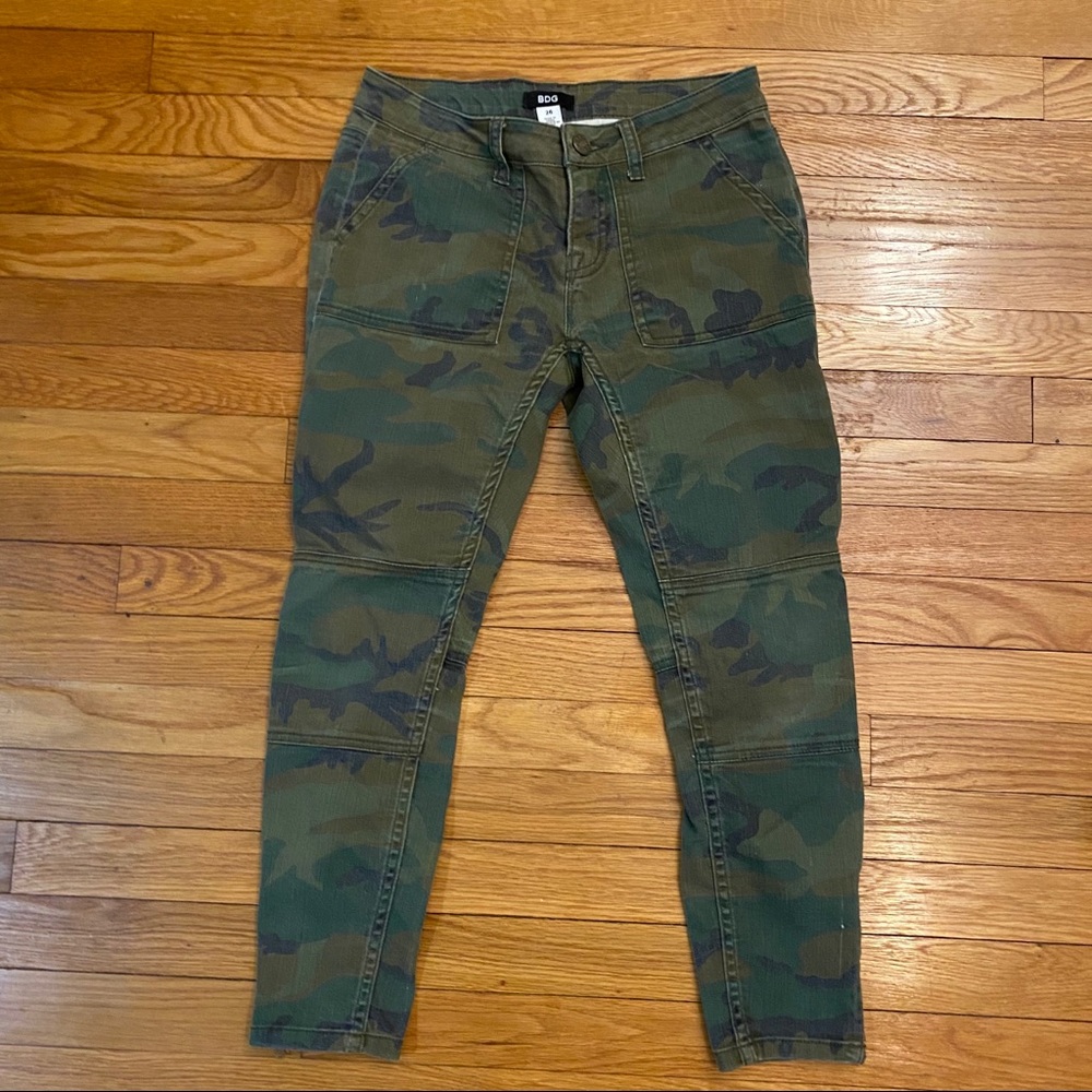 BDG cropped Camo skinny jeans size 26